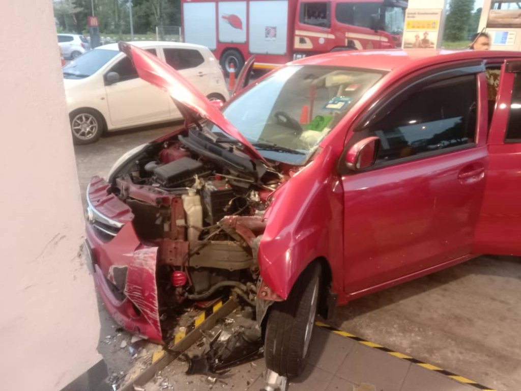 Wanita Cedera Ringan, Kereta Rempuh Dinding Di Sebuah Stesen Minyak Di Kuching
