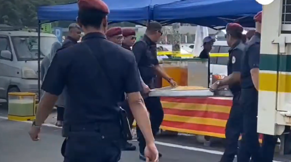 Tular Stadium Di Kuching, Anggota Penguatkuasa Dilanggar Dan Nyaris Disimbah Air Panas