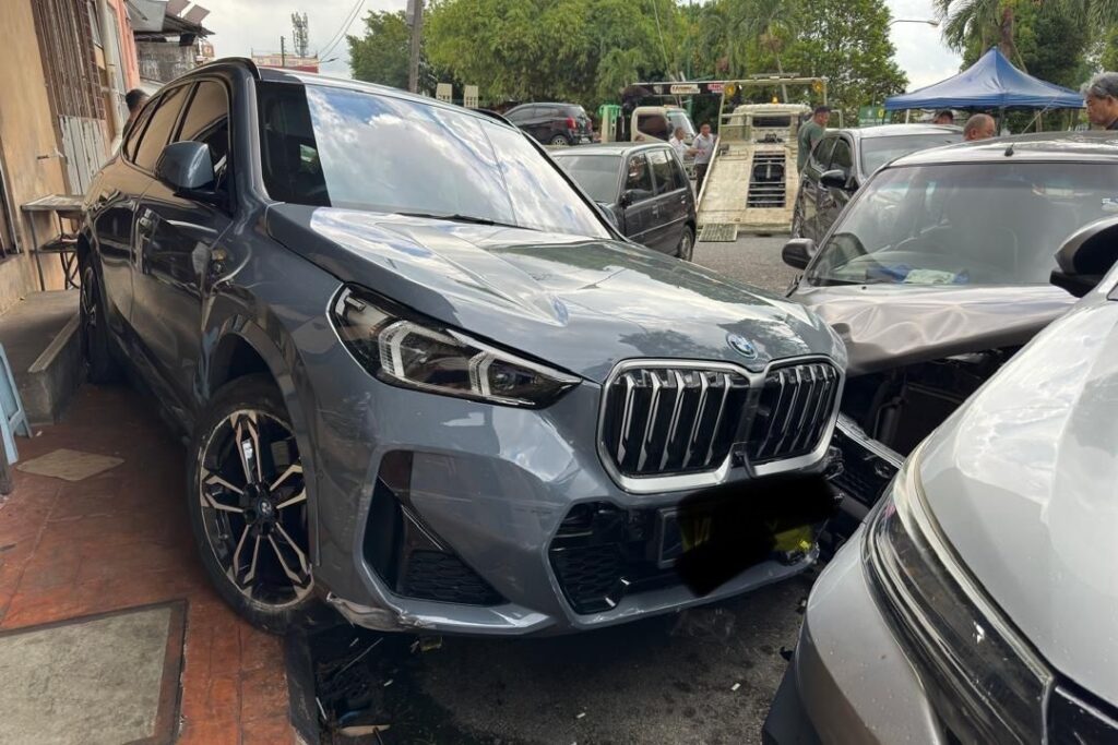 Wanita Warga Emas Rempuh 10 Kenderaan Di Bazar Batu 3 Kuching