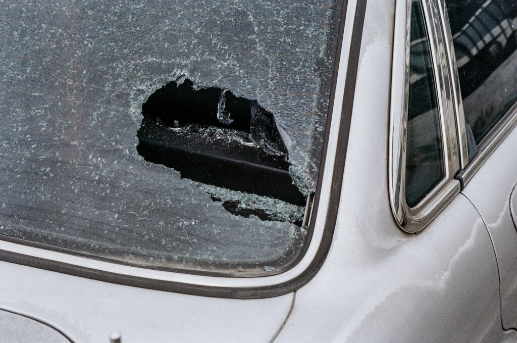 Kes Khianat Pecah Cermin Kereta Di Jalan BDC Kuching, Suspek Berusia 34 Tahun Ditahan