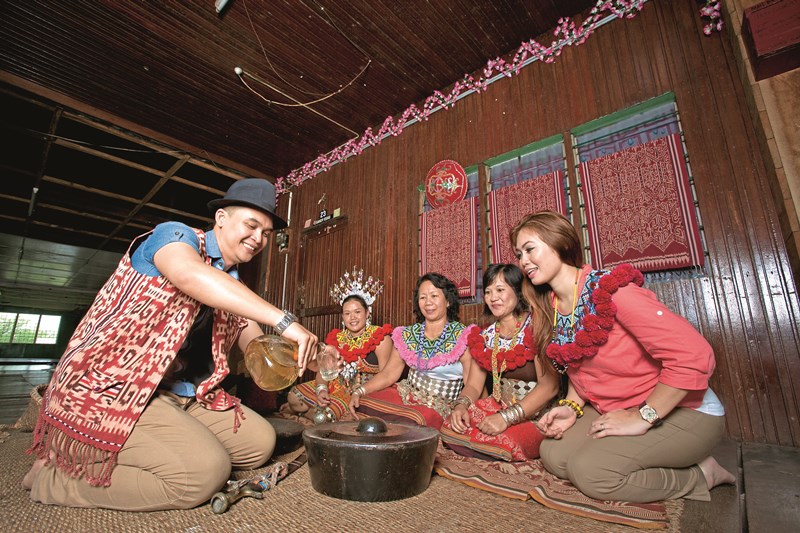 Mengapa Tuak Dianggap Sebagai Minuman Tradisional Yang 'Keras' di Sarawak?