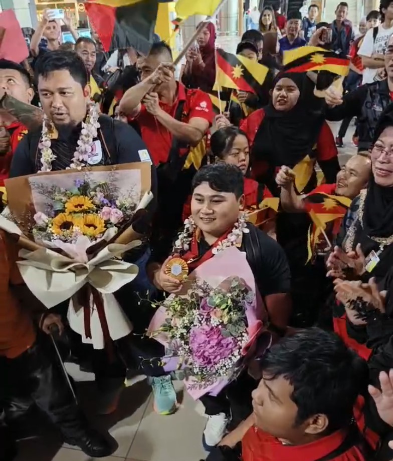 Kedatangan 'Badang' Sarawak, Bonnie Bunyau Disambut Meriah Di Airport Kuching