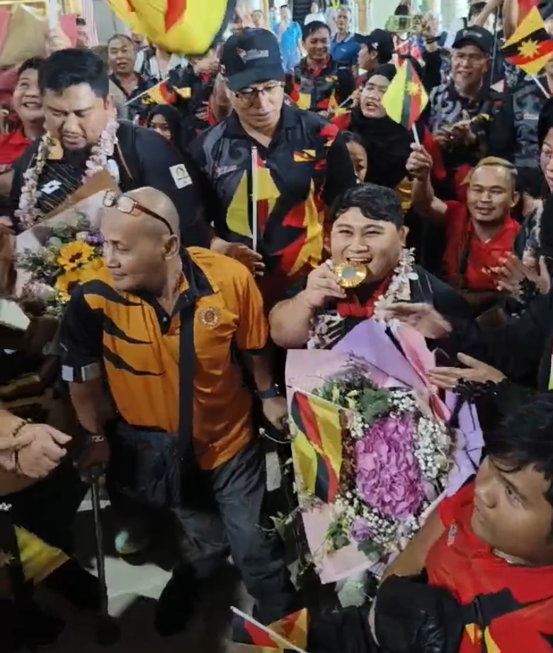 Kedatangan 'Badang' Sarawak, Bonnie Bunyau Disambut Meriah Di Airport Kuching