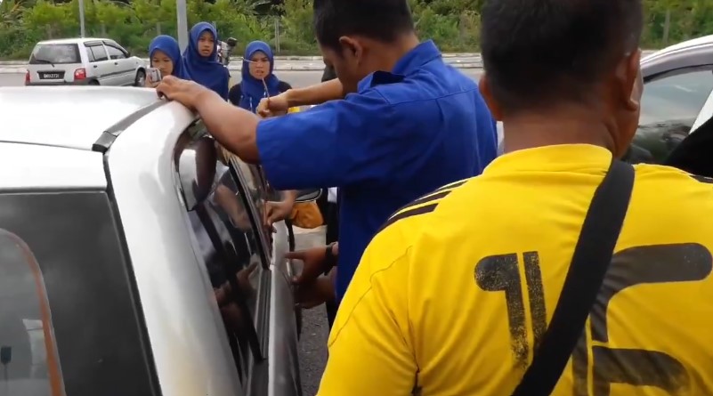 Kanak-Kanak Perempuan Terperangkap Dalam Kereta Di Mydin Samariang Berjaya Diselamatkan