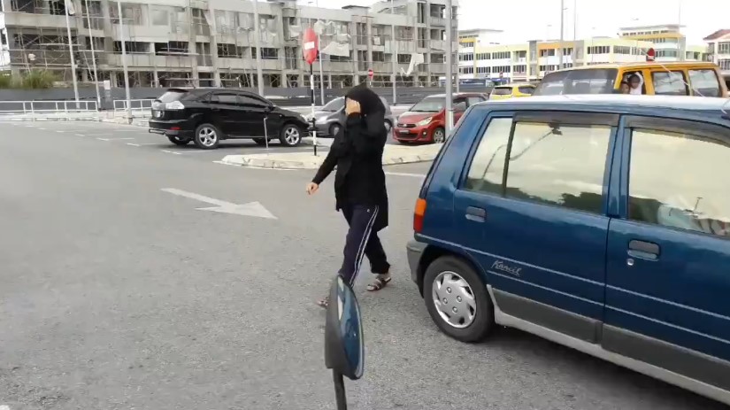 Kanak-Kanak Perempuan Terperangkap Dalam Kereta Di Mydin Samariang Berjaya Diselamatkan