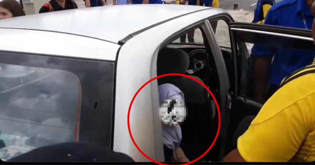 Kanak-Kanak Perempuan Terperangkap Dalam Kereta Di Mydin Samariang Berjaya Diselamatkan