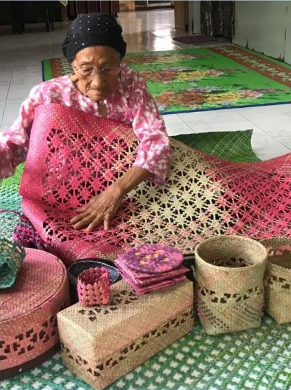 Adiguru Kraf Anyaman Berusia 92 Tahun Asal Sarawak Diberi Penghormatan Anugerah Benang Emas Hasanah