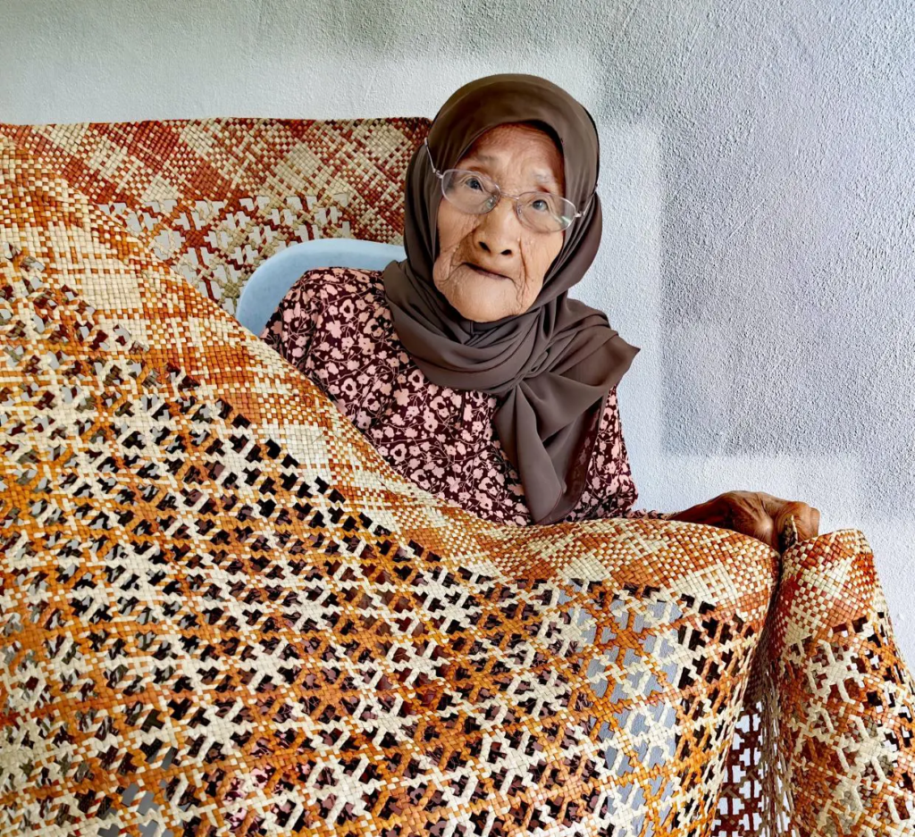 Adiguru Kraf Anyaman Berusia 92 Tahun Asal Sarawak Diberi Penghormatan Anugerah Benang Emas Hasanah