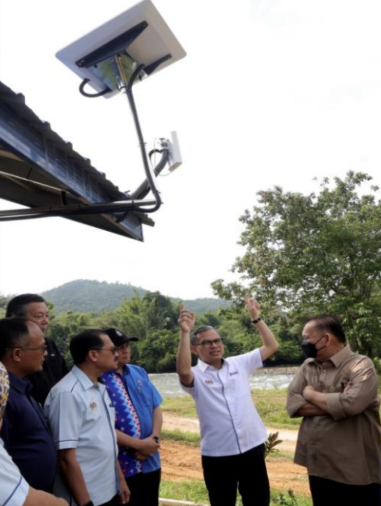 Capaian Internet 250Mbps Starlink Buat Penduduk Kampung Mondikot Senyum Lebar