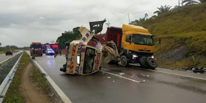Ambulans Langgar Lori Di Betong, Pemandu Lori Ditahan Untuk Siasatan Lanjut