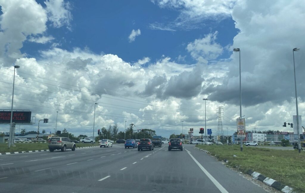 Salah Guna Lorong Di Simpang Trafik Tabuan Tranquility, Netizen Seru Tindakan Segera