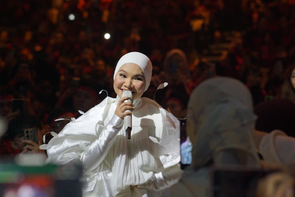 UNIMAS Sambut Pelajar Baharu Dengan Persembahan Aina Abdul Buat Netizen Teruja
