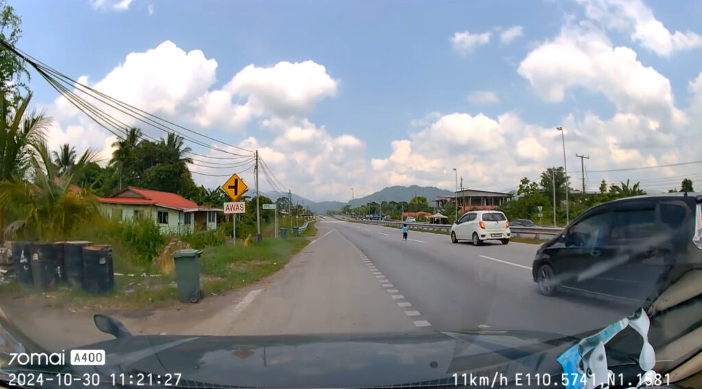 [VIDEO] Kanak-Kanak Berlari Di Highway Serian, Tindakan Pantas Pemandu Dipuji