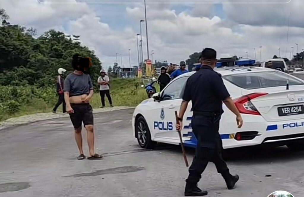 Kemalangan Di Lebuhraya Samarahan-Kuching, Pemandu Agresif Ditahan Selepas Acukan Pisau Kepada Polis
