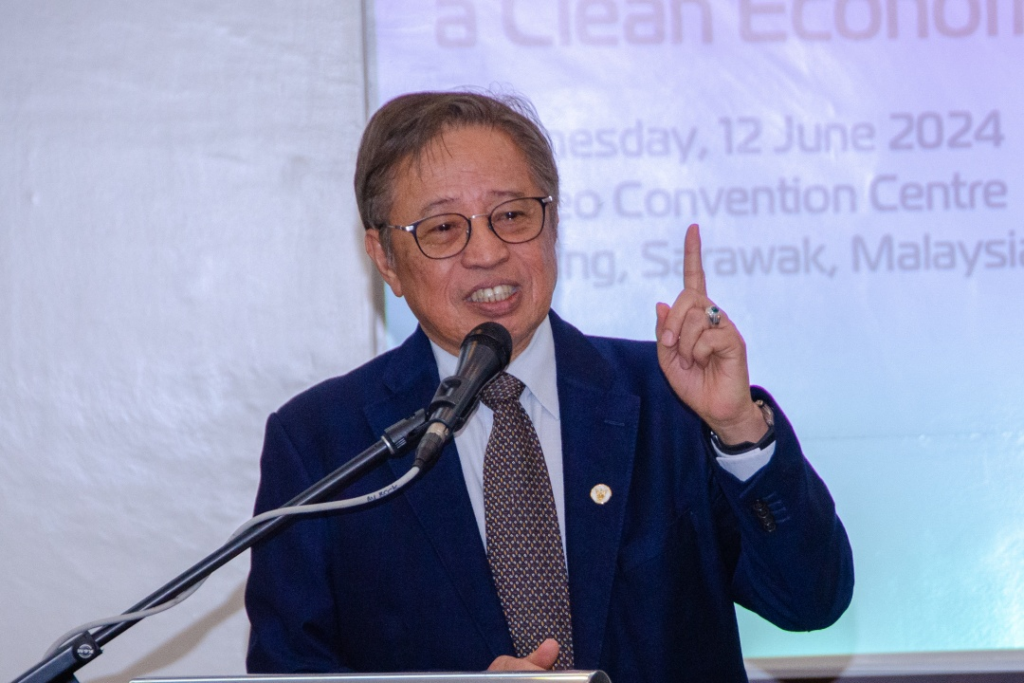 Abang Jo Bakal Umum Inisiatif Wang Saku Pelajar Sarawak Pada Pembentangan Belanjawan Negeri