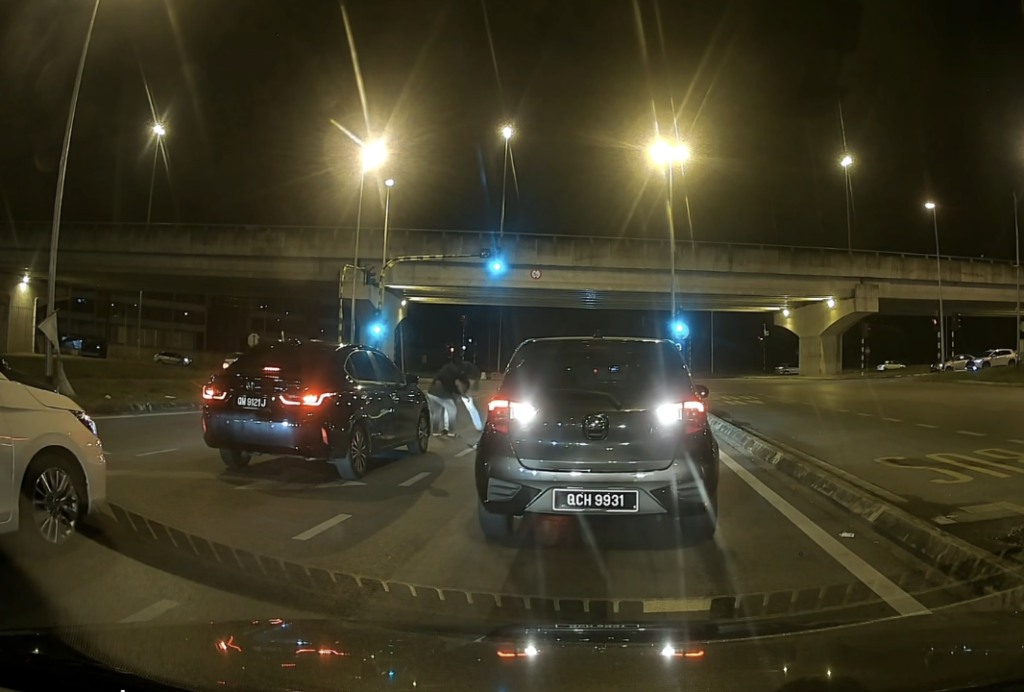 Tular Abang Grab Dan Seorang Lelaki Bertengkar, Hampir Berlanggar Di Lampu Isyarat City One