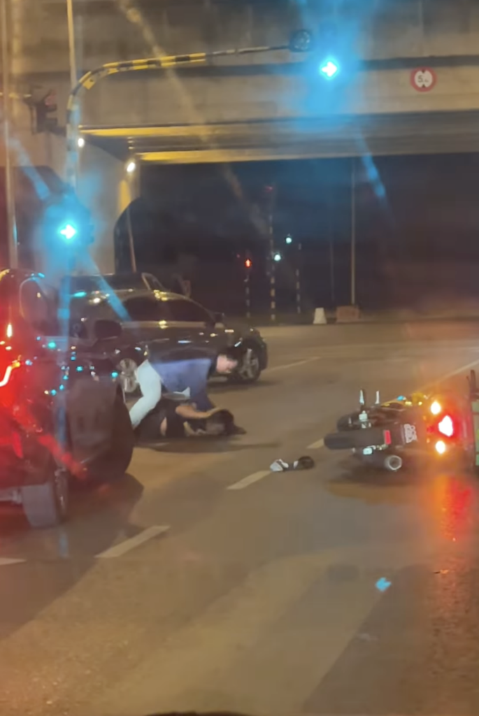Tular Abang Grab Dan Seorang Lelaki Bertengkar, Hampir Berlanggar Di Lampu Isyarat City One