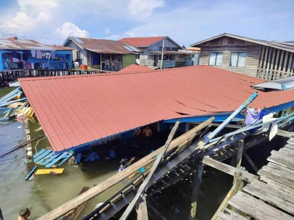 Rumah Atas Air Di Semporna Runtuh, 9 Sekeluarga Termasuk Kanak-Kanak OKU Terperangkap