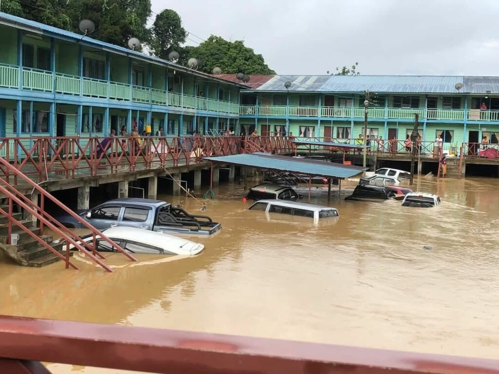 Kereta Hanyut Dibawa Arus Deras, Warga Emas Maut Selepas Hantar Isteri Di Kapit