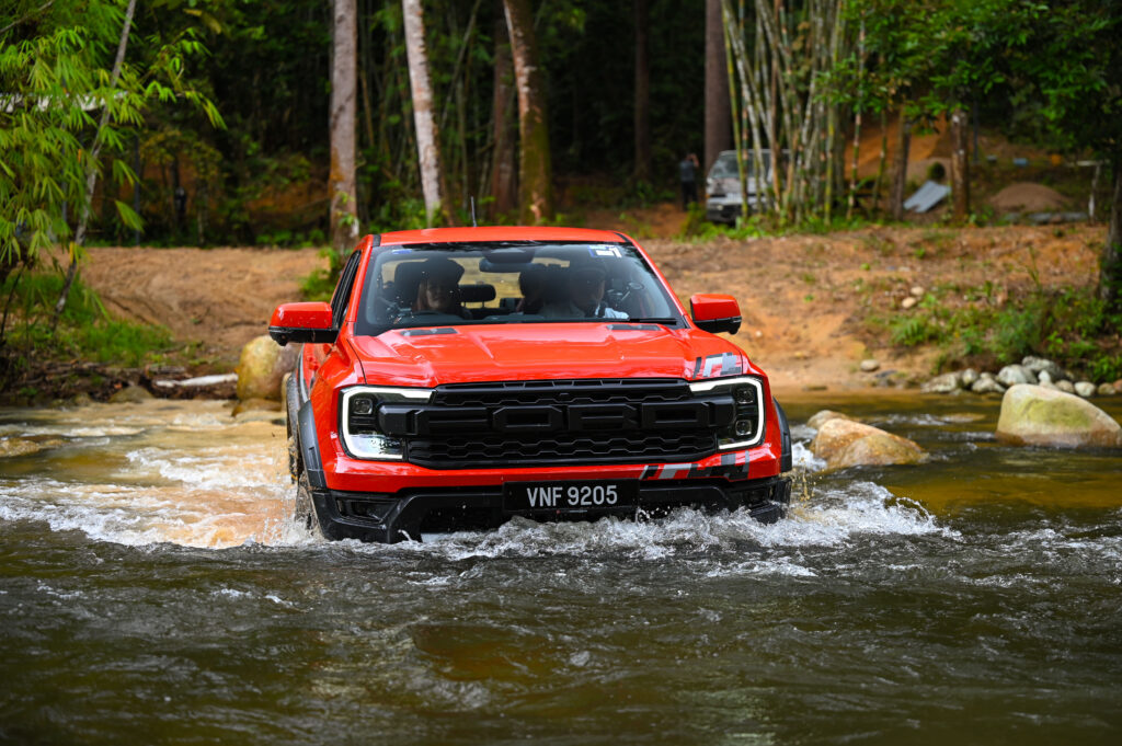 Ini 3 Beza Besar Pengalaman Off-Road Di Sg Bernam, Perak Dan Borneo