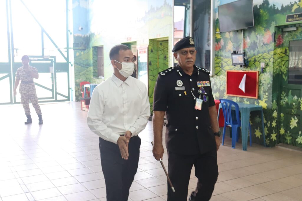 Banduan Dari Sabah Ini Berjaya Genggam PhD, Terima Pengampunan Sultan Selangor