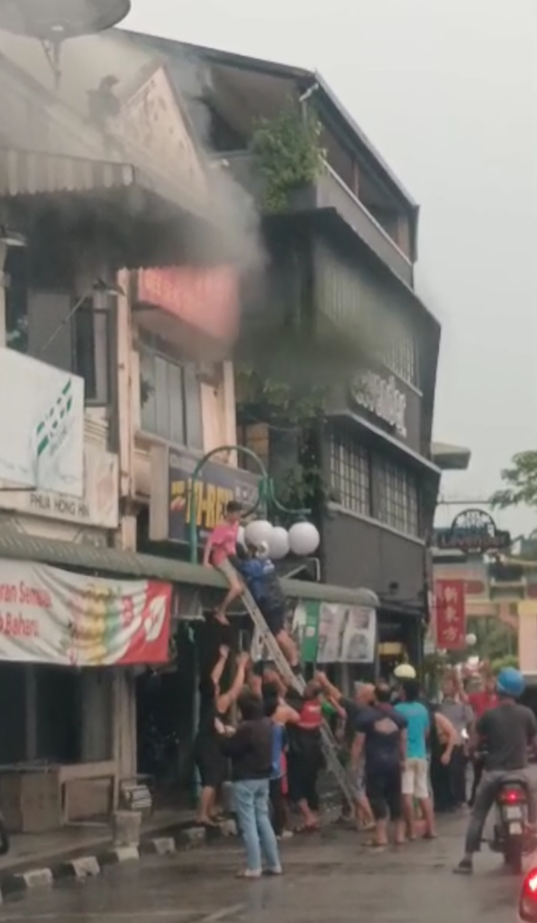 [TERKINI] Kebakaran Di Jalan Padungan, Orang Ramai Sempat Selamatkan Mangsa