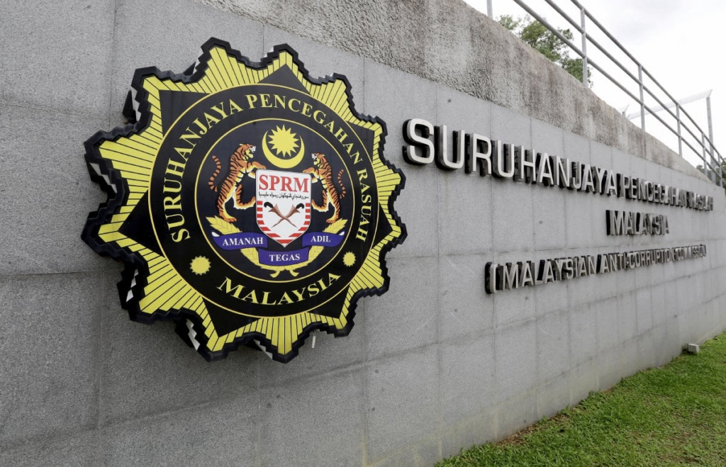 Datuk Dan Pegawai Kerajaan Ditahan, Terlibat Rasuah Projek RM250 Juta Di Sarawak