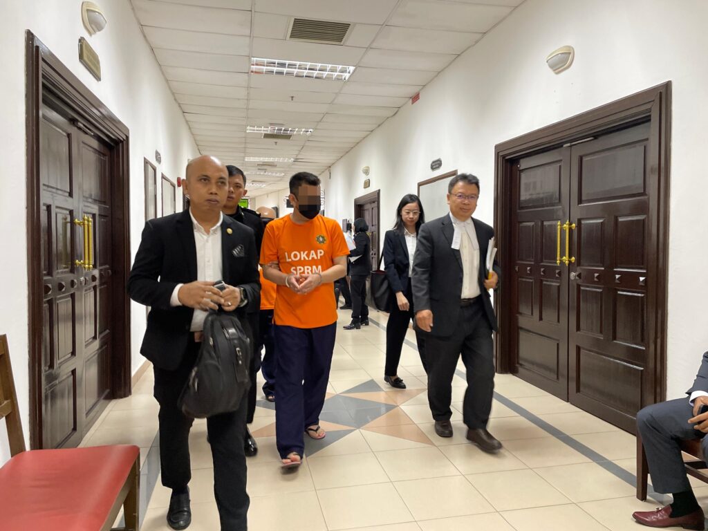'Datuk' Terlibat Rasuah Projek Mega Sarawak Dibebaskan, Penjawat Awam Masih Direman