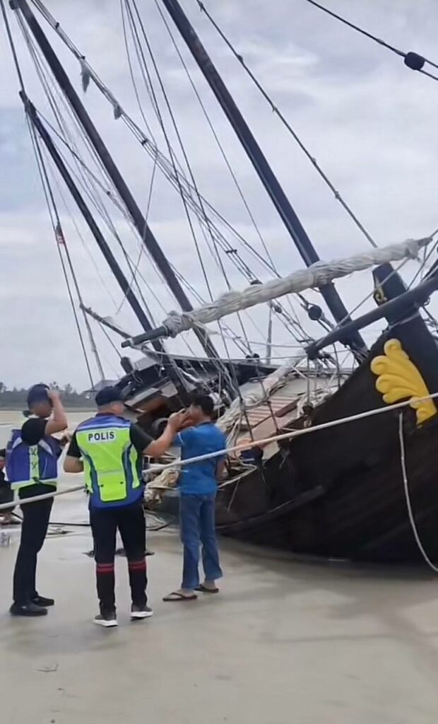 Kapal Layar Russia Terkandas Di Pantai Kuala Oya, Semua Kru Selamat Selepas Cuaca Buruk Melanda