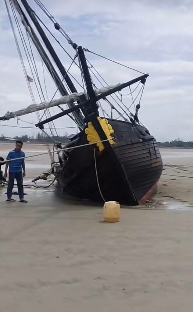 Kapal Layar Russia Terkandas Di Pantai Kuala Oya, Semua Kru Selamat Selepas Cuaca Buruk Melanda