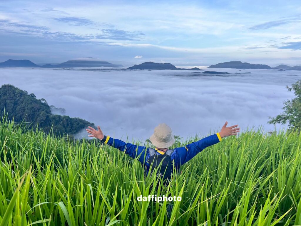 Gunung Tama, Trail Untuk Beginner Mengejar Awan Karpet Di Serian