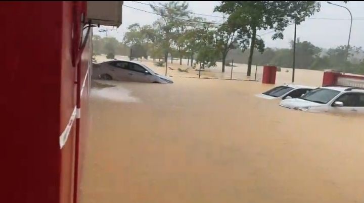 Balai Dan Jentera Sudah Tenggelam, Bomba Sarawak Masih Gagah Selamatkan Penduduk