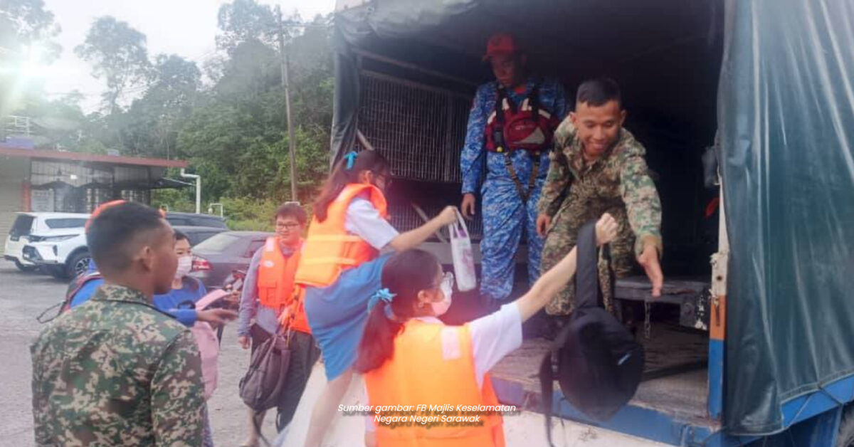 Pelajar Sibu Redah Banjir Dengan Bantuan APM Dan Tentera Demi Hadir Ujian SPM
