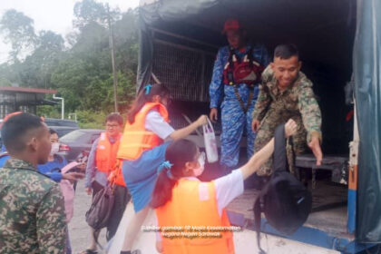 Pelajar Sibu Redah Banjir Dengan Bantuan APM Dan Tentera Demi Hadir Ujian SPM