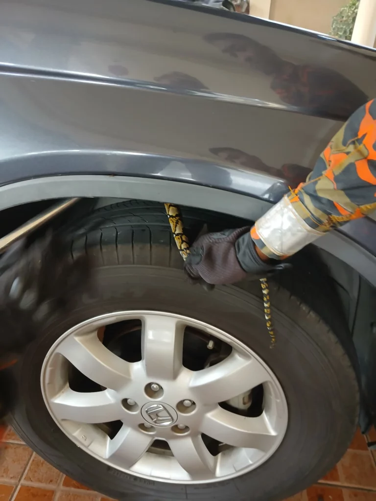 Ular Sawa Parking Bawah Kereta Di Miri, Abang Bomba Pantas Selamatkan Keadaan
