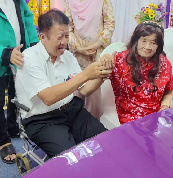 Richard dan Molly, Pasangan Warga Emas Pertama Berkahwin Di Rumah Seri Kenangan Kuching