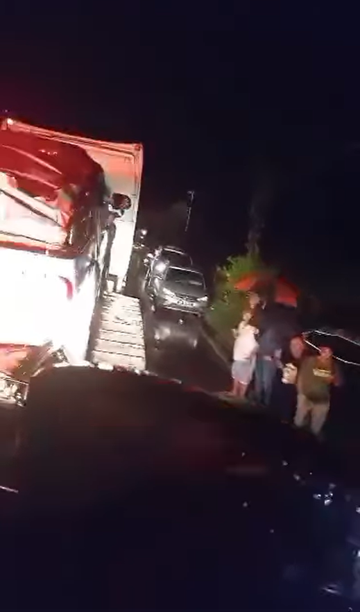 Ambulans Bawa Pesakit Terpaksa Tumpang Treler Untuk Redah Banjir Ke Hospital Miri