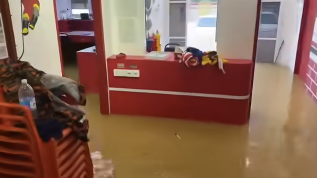 Balai Dan Jentera Sudah Tenggelam, Bomba Sarawak Masih Gagah Selamatkan Penduduk