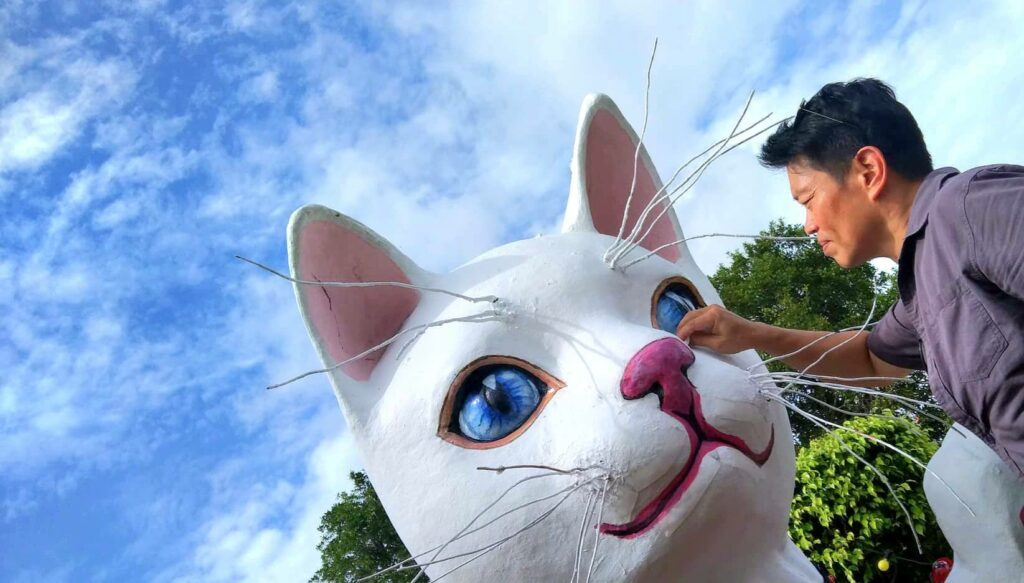 Ini Penjelasan Kenapa Ikon Kucing Putih Di Padungan Pakai Baju CNY Awal