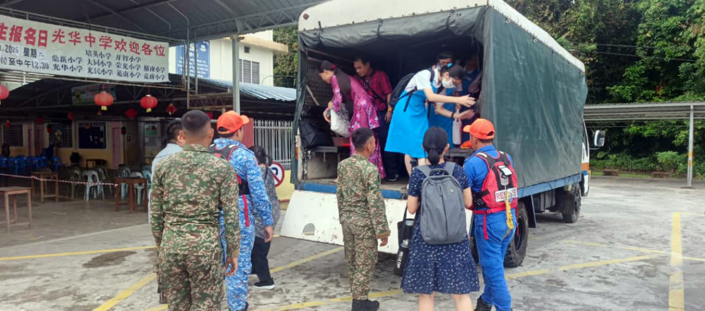 Pelajar Sibu Redah Banjir Dengan Bantuan APM Dan Tentera Demi Hadir Ujian SPM