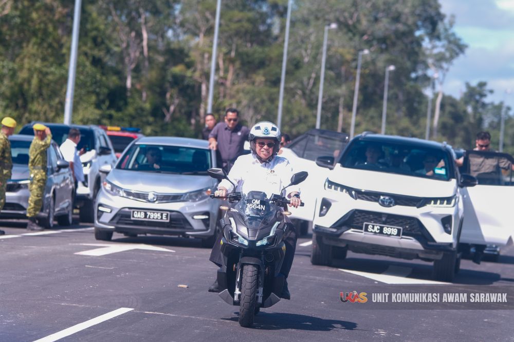 Premier Sarawak Pinjam Motosikal Polis Untuk Rasai Pengalaman Jambatan Marudi Baru
