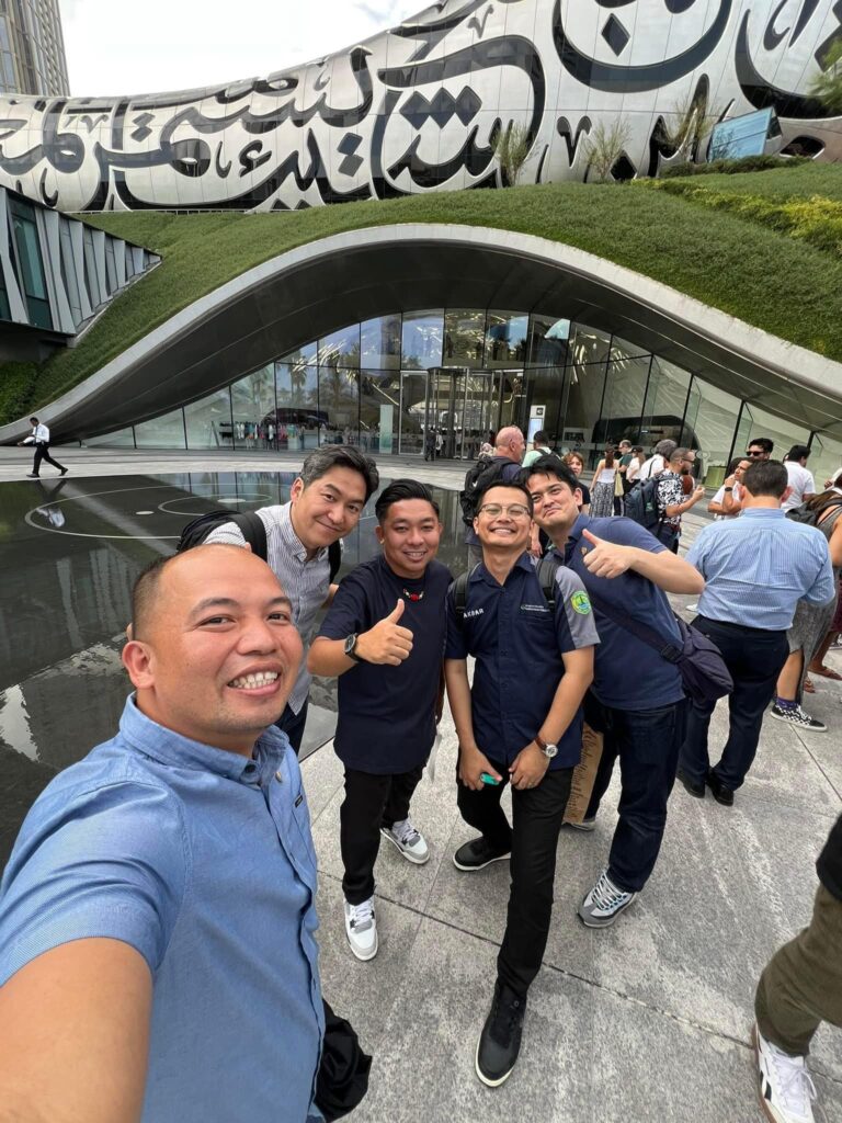 Dari Long Sebangang ke Dubai, Kisah Kecekalan Dari Cikgu Nazmi Buat Netizen Tersentuh