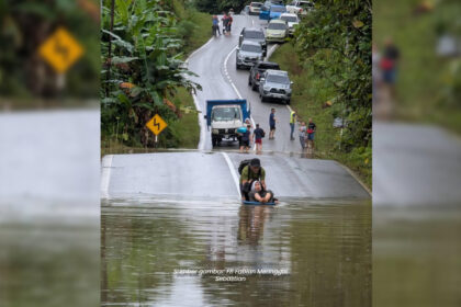 Bapa Undang Sebak Netizen Sarawak, Sanggup Redah Banjir Guna Besen Bawa Anak Ke Sekolah