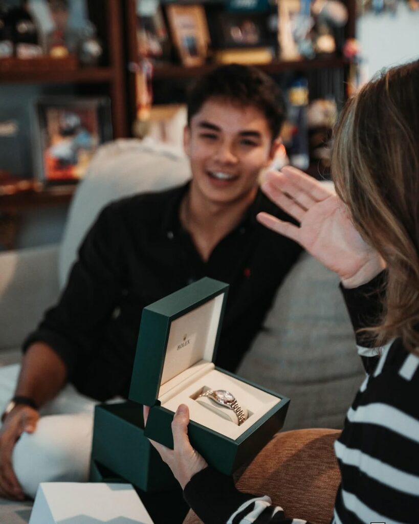 Jaguh Muaythai Johan Ghazali Hadiahkan Jam Rolex Kepada Ibunya Bikin Terharu