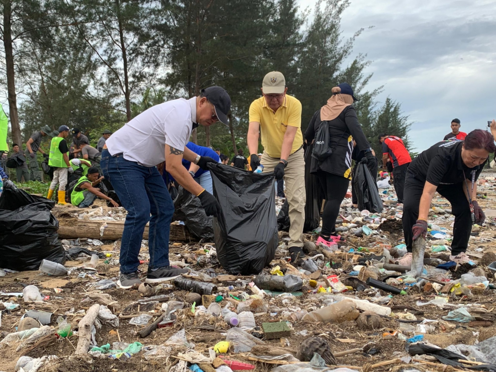 Terkejut Lihat Pantai Miri Dipenuhi Sampah, Penduduk Berpakat Gotong Royong Besar-Besaran
