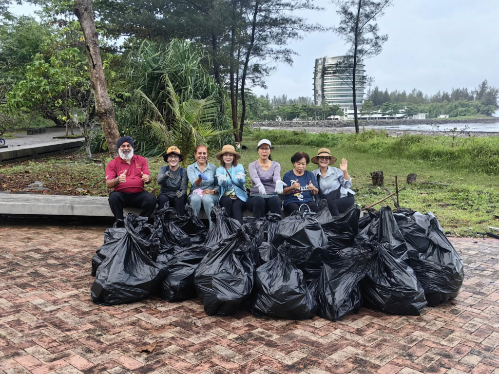 Terkejut Lihat Pantai Miri Dipenuhi Sampah, Penduduk Pakat Gotong Royong Besar-Besaran