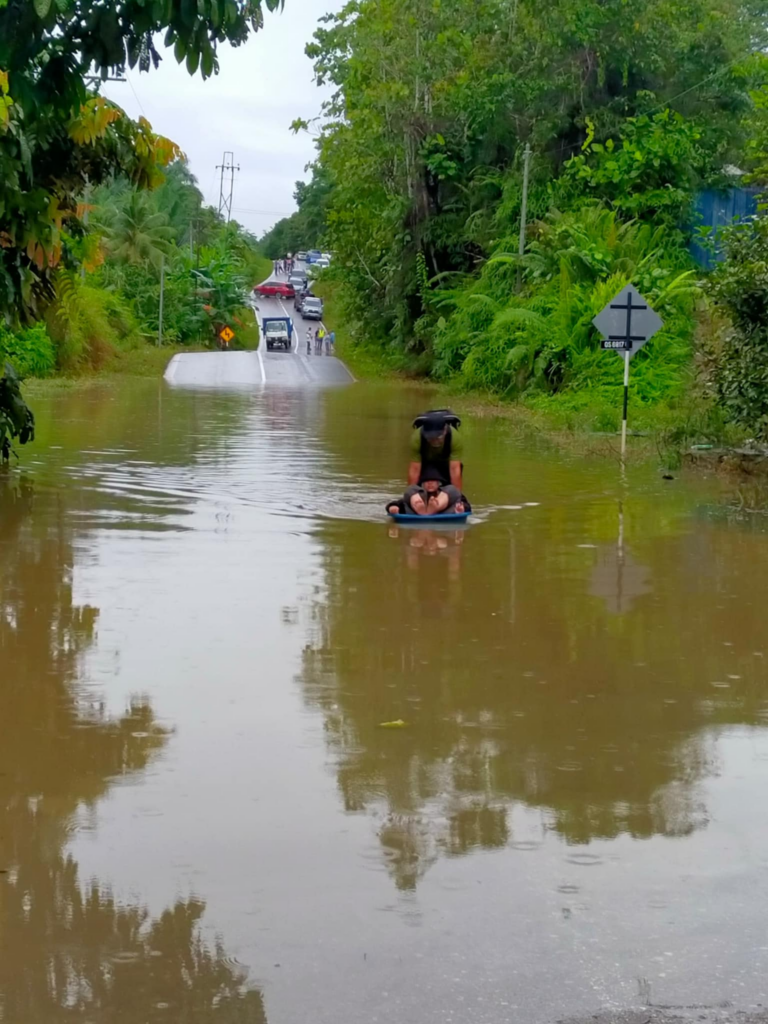 Bapa Undang Sebak Netizen Sarawak, Sanggup Redah Banjir Guna Besen Bawa Anak Ke Sekolah
