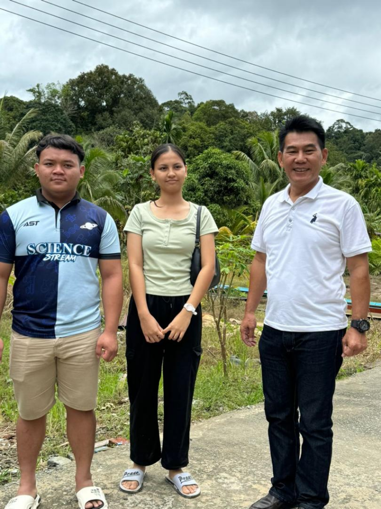 Guru-Guru Di Sarawak Ini Sanggup Redah Banjir, Pastikan Pelajar Dapat Duduki Peperiksaan