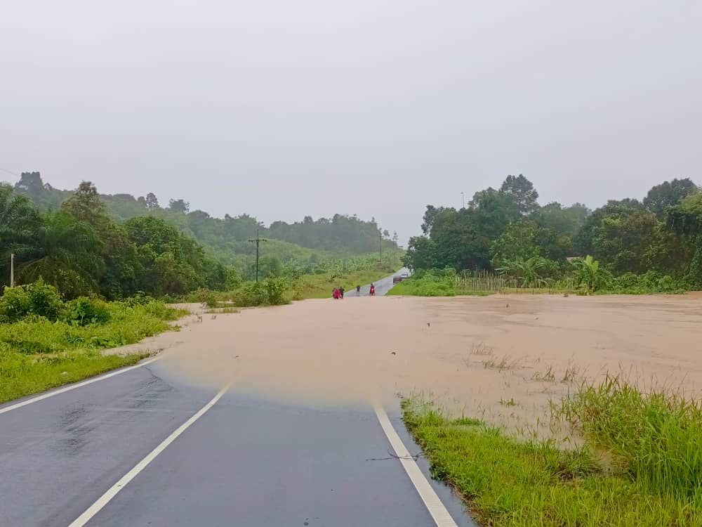 Guru-Guru Di Sarawak Ini Sanggup Redah Banjir, Pastikan Pelajar Dapat Duduki Peperiksaan