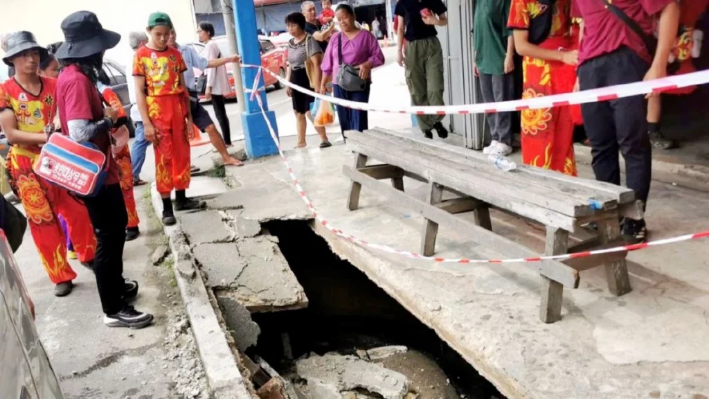 Tiba-Tiba Runtuh, Penari Tarian Singa Jatuh Dalam Lubang Semasa Persembahan CNY Di Sabah